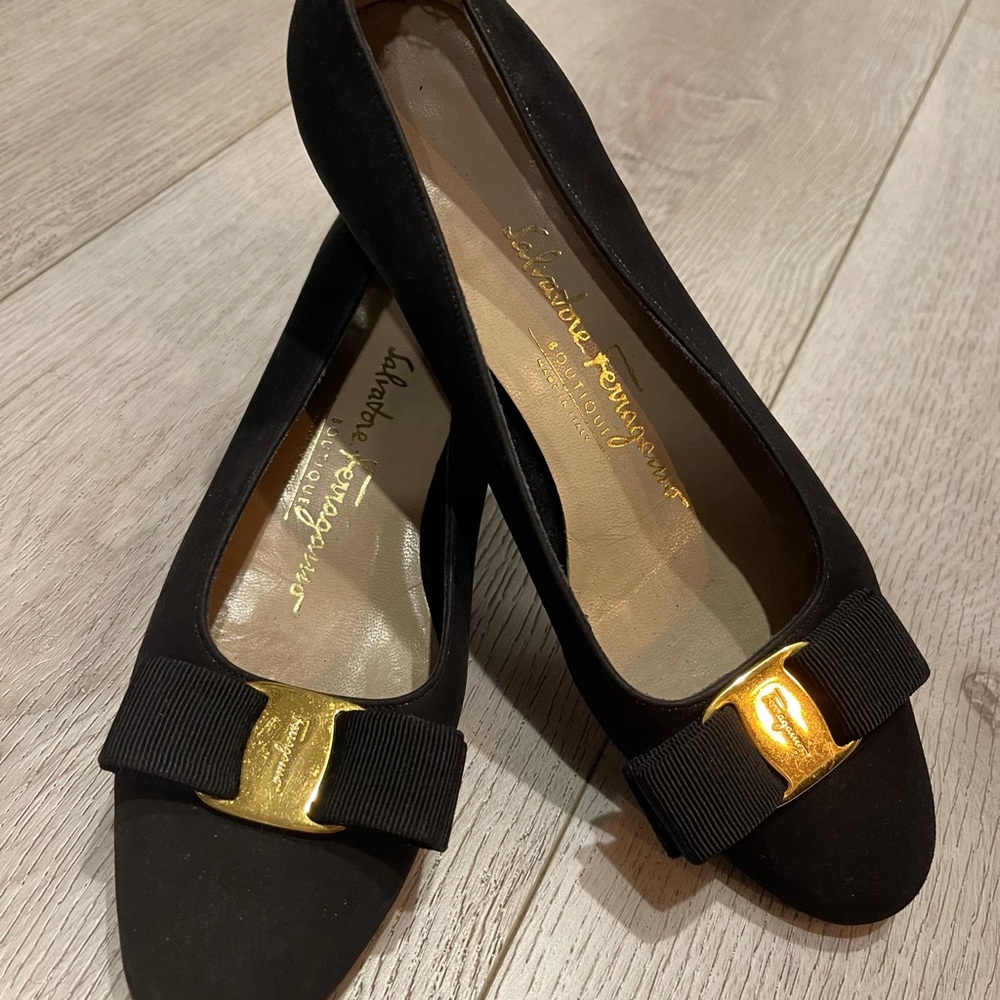 Salvatore Ferragamo pumps sz 6